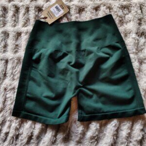 Better Bodies Small Scrunch Shorts in Emerald Green